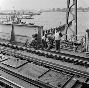 154921 Afbeelding van de werkzaamheden aan een spoorbrug over de Oostertoegang bij het N.S.-station Amsterdam C.S. te ...